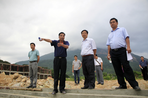 防城港市政协副主席林兴一行考察金沙水温泉漂流度假村